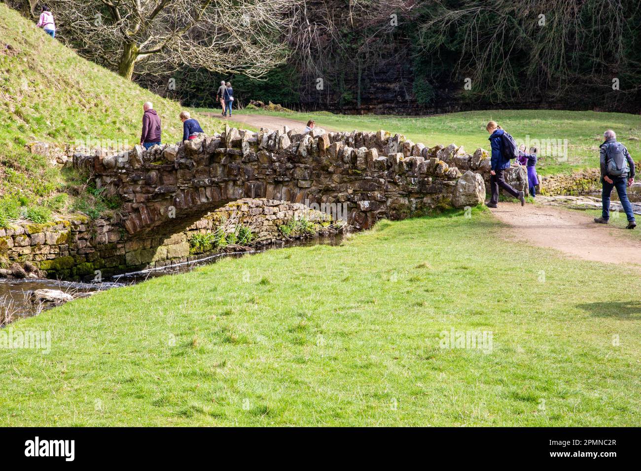 La Seven Bridges Valley cammina per una passeggiata panoramica all'interno dei giardini di Royal Studley e dell'Abbazia di Fountains vicino a Ripon, nel North Yorkshire England Foto Stock