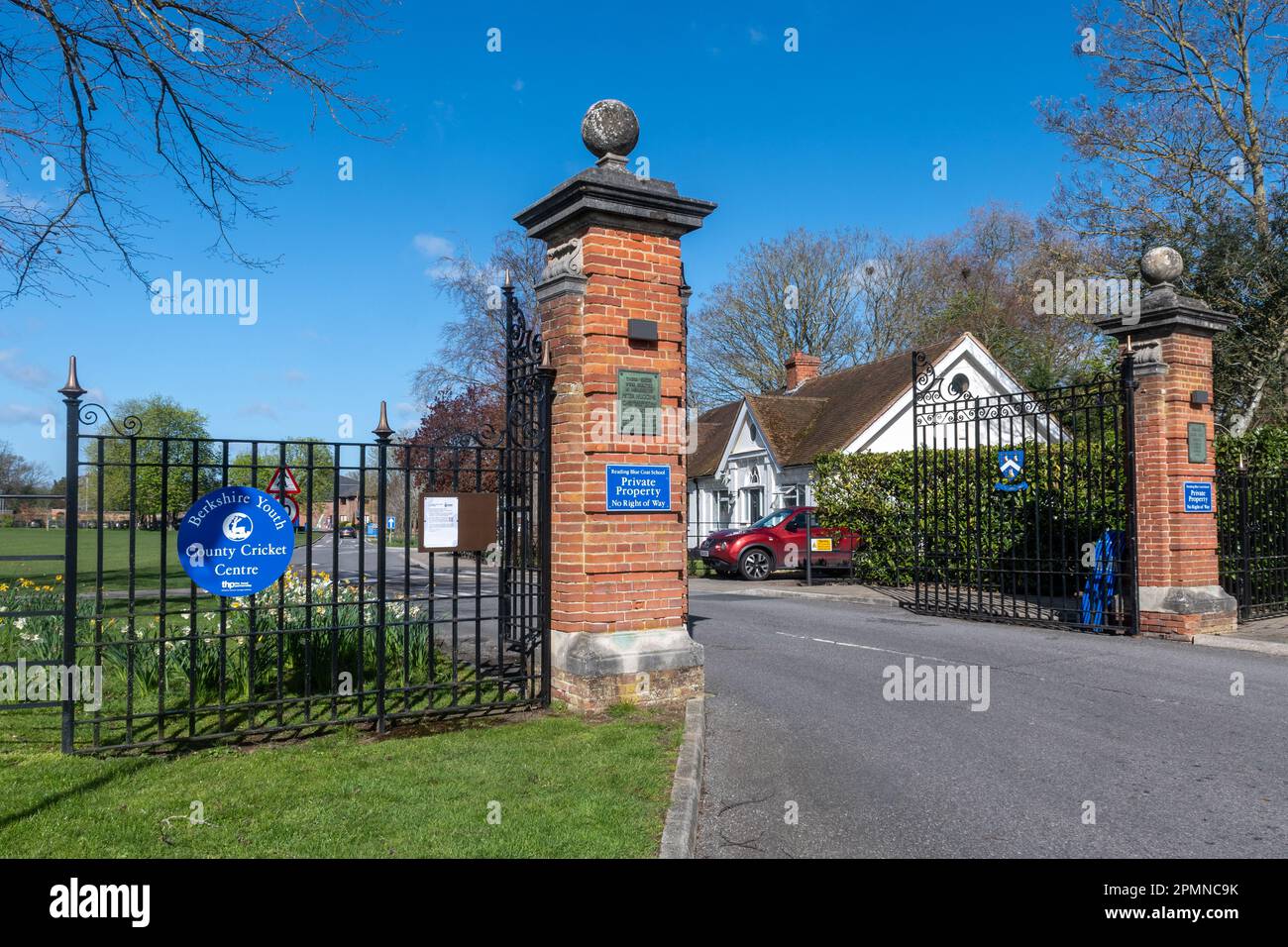 Reading Blue Coat School, una scuola privata per ragazzi a Sonning-on-Thames, Berkshire, Inghilterra, Regno Unito, vista dei cancelli d'ingresso Foto Stock