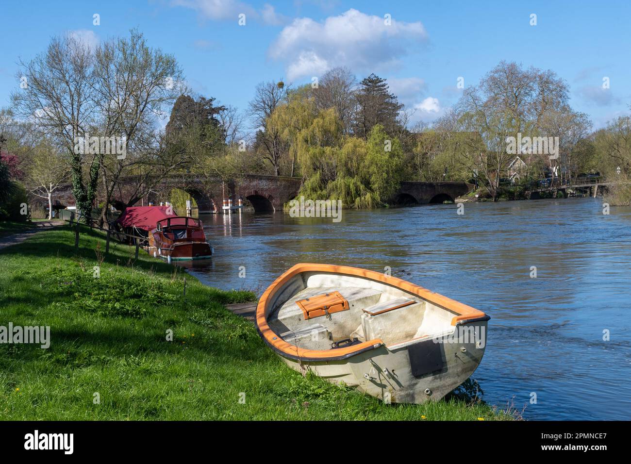 Vista primaverile del ponte di Sonning sul Tamigi in una giornata di sole a Sonning-on-Thames, Berkshire, Inghilterra, Regno Unito, con barche Foto Stock