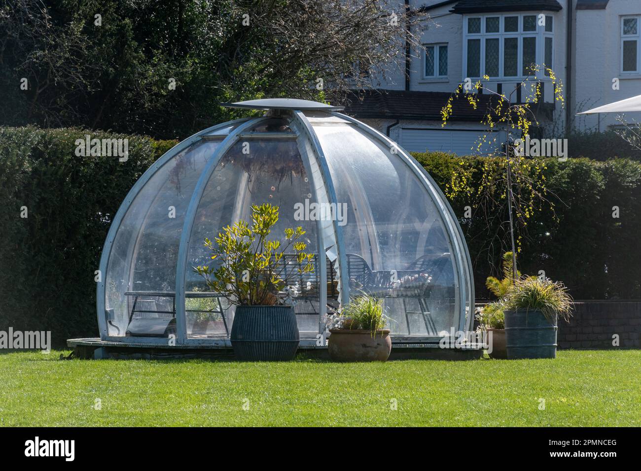 Cialda a cupola con posto a sedere nel giardino del pub del Coppa Club a Sonning-on-Thames, Berkshire, Inghilterra, Regno Unito Foto Stock