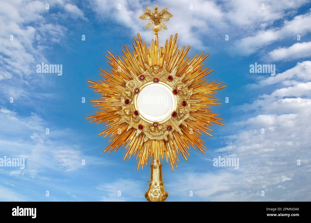 Ostrania per l'adorazione in una cerimonia della chiesa cattolica - Adorazione del Santissimo Sacramento - simbolo religioso sullo sfondo a forma di cuore blu Foto Stock