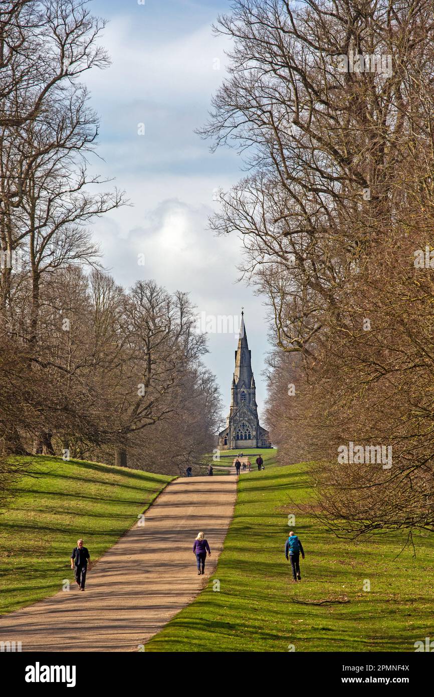 Persone che camminano nei giardini di Studley Royal Gardens con St. Mary's Church, Church Walk, Studley Royal, Ripon, North Yorkshire Foto Stock