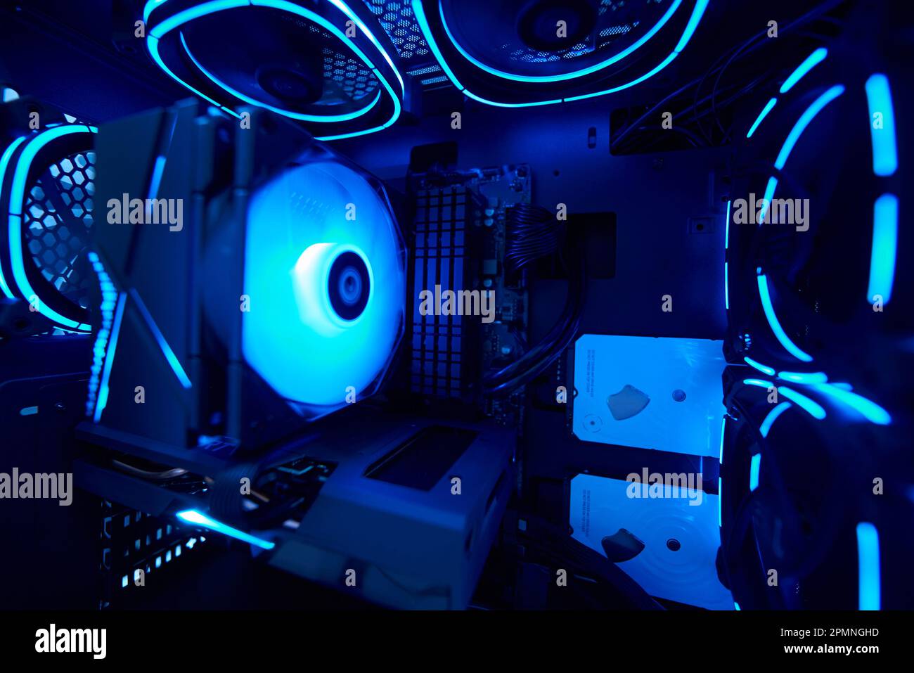 Un'immagine astratta di un personal computer dall'interno con raffreddamento e illuminazione a LED Foto Stock