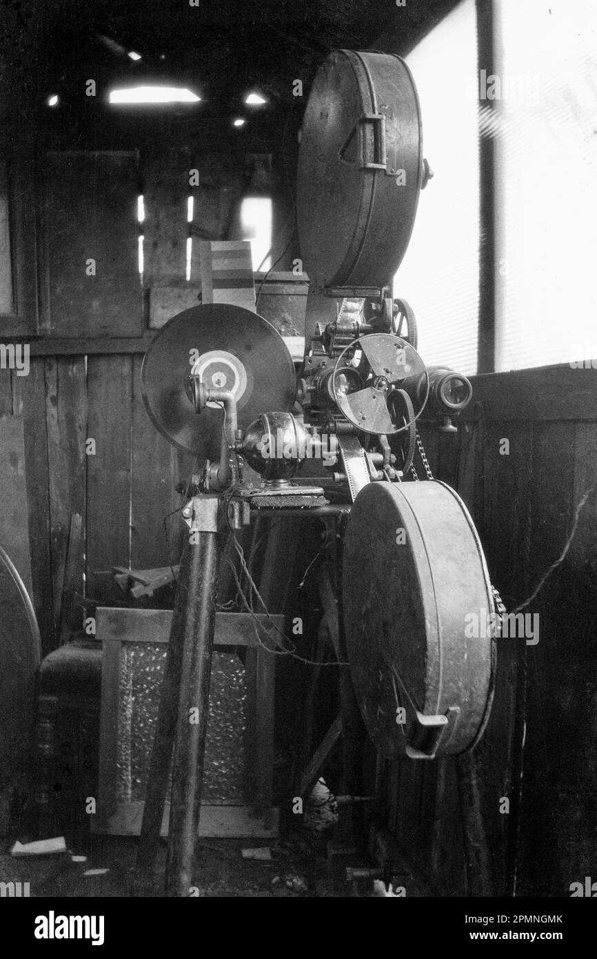 Un proiettore cinico del 35mm, risalente agli anni '30, con suono proveniente dal lettore di dischi dei grammofoni collegato. Foto Stock