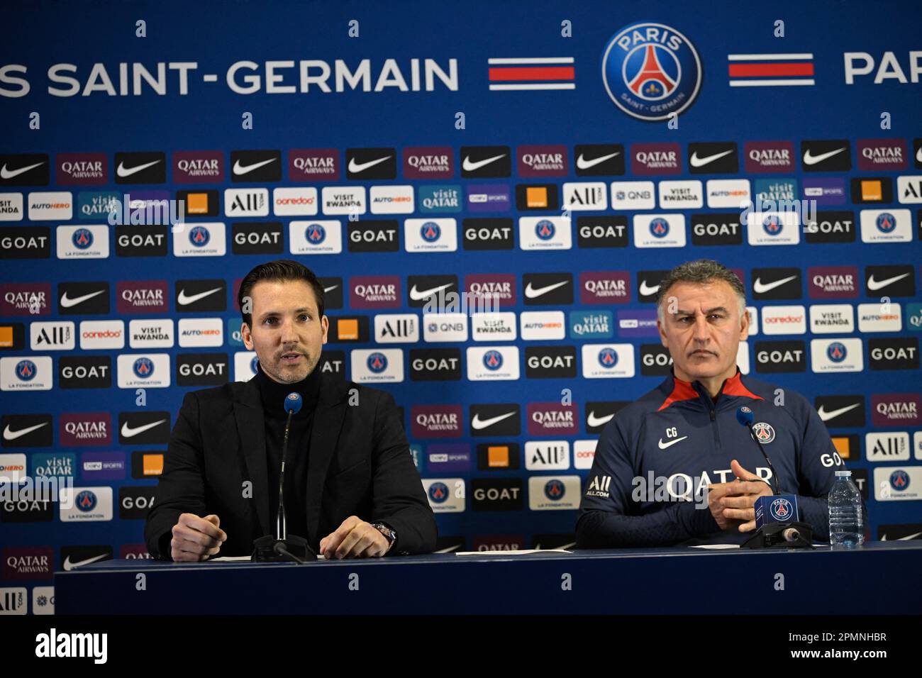 Saint Germain en Laye, Francia. 14th Apr, 2023. Responsabile della comunicazione sportiva a Parigi Saint-Germain Julien Meynard e l'allenatore di PSG Christophe Galtier durante una conferenza stampa al Camp des Loges a Saint Germain en Laye vicino a Parigi, in Francia, il 14 aprile 2023. La squadra di calcio Paris Saint-Germain (PSG) indagherà sul loro allenatore capo Christophe Galtier per le sue presunte osservazioni razziste contro i giocatori neri e musulmani a Nizza. Foto di Eliot Blondet/ABACAPRESS.COM Credit: Abaca Press/Alamy Live News Foto Stock