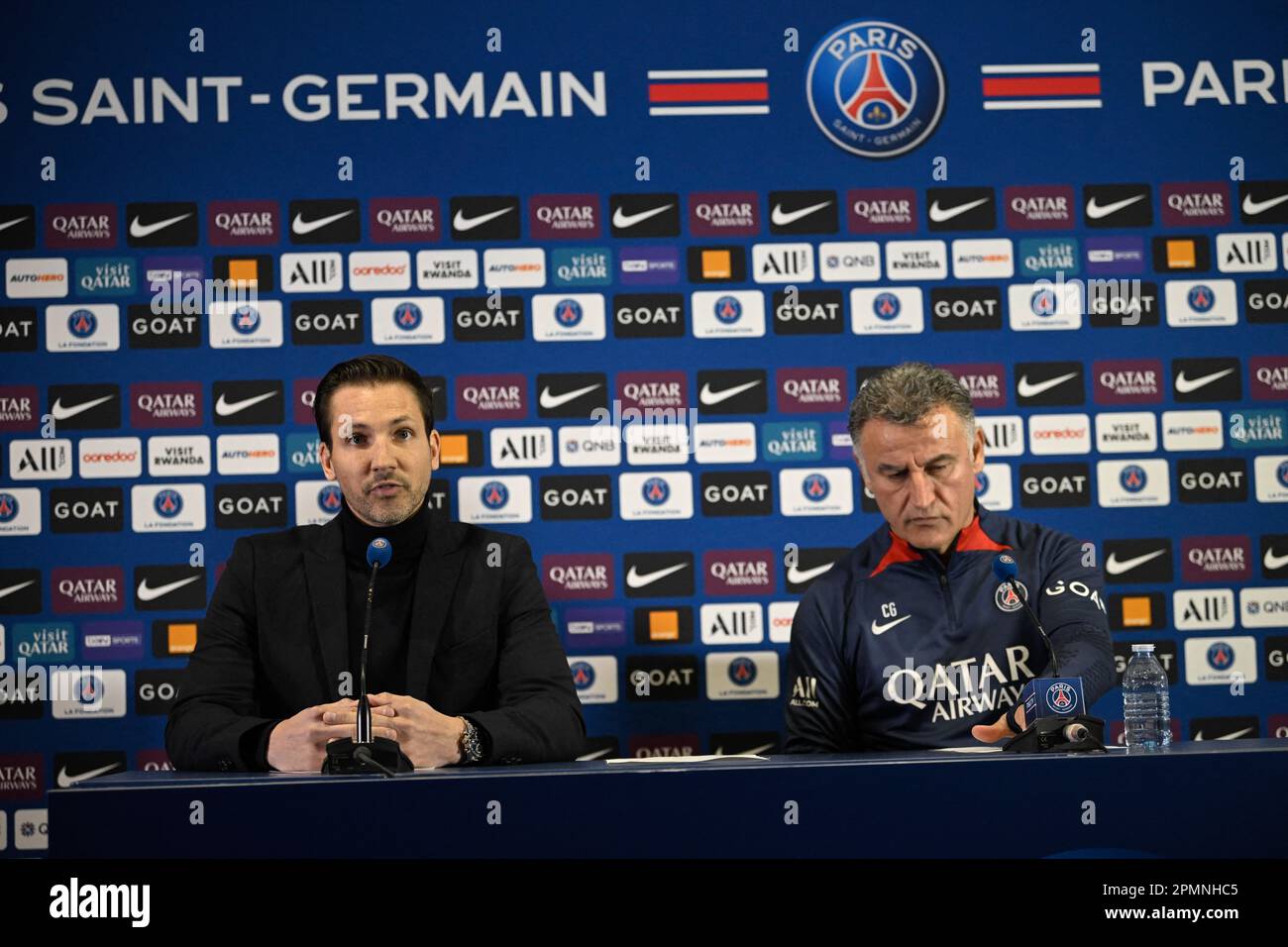 Saint Germain en Laye, Francia. 14th Apr, 2023. Responsabile della comunicazione sportiva a Parigi Saint-Germain Julien Meynard e l'allenatore di PSG Christophe Galtier durante una conferenza stampa al Camp des Loges a Saint Germain en Laye vicino a Parigi, in Francia, il 14 aprile 2023. La squadra di calcio Paris Saint-Germain (PSG) indagherà sul loro allenatore capo Christophe Galtier per le sue presunte osservazioni razziste contro i giocatori neri e musulmani a Nizza. Foto di Eliot Blondet/ABACAPRESS.COM Credit: Abaca Press/Alamy Live News Foto Stock