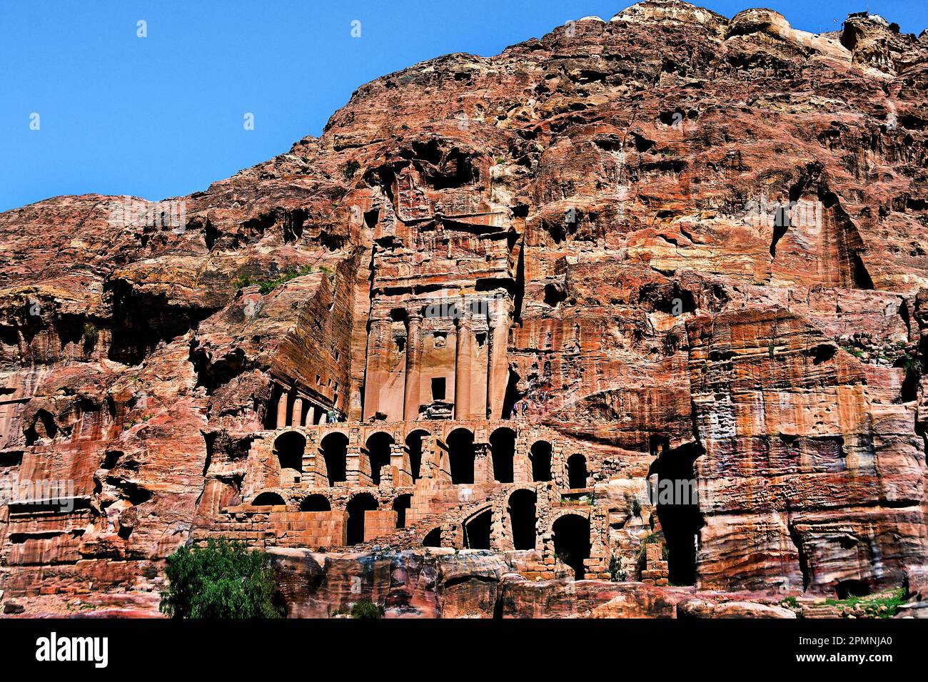Urn Tomba (la Corte), Tomba Petra città Nabataean caravan-città facciate di roccia tagliata Giordania scolpito arenaria roccia deserto. Foto Stock