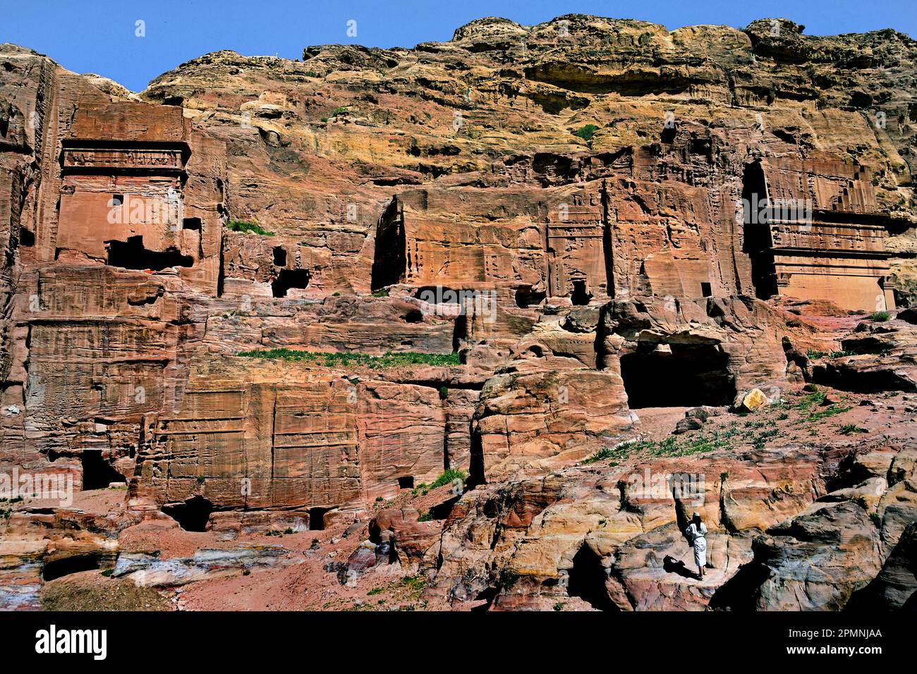 Petra città Nabataean caravan-città facciate di roccia tagliata Giordania pietra arenaria intagliata deserto. Foto Stock