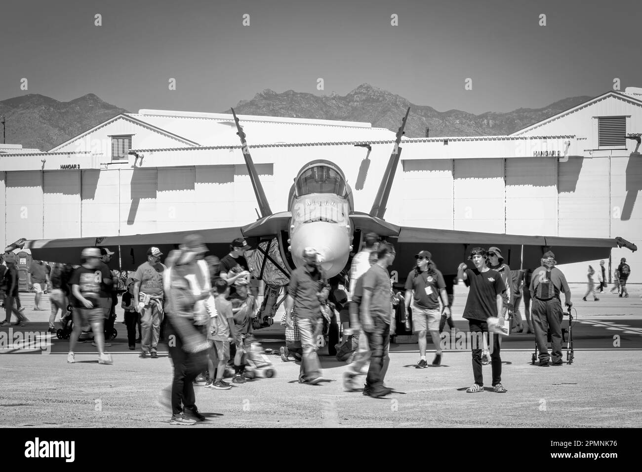 Gli appassionati di Airshow si riuniscono intorno a un F-18 Hornet in mostra al 2023 Thunder and Lightning Over Arizona a Tucson, Arizona. Foto Stock