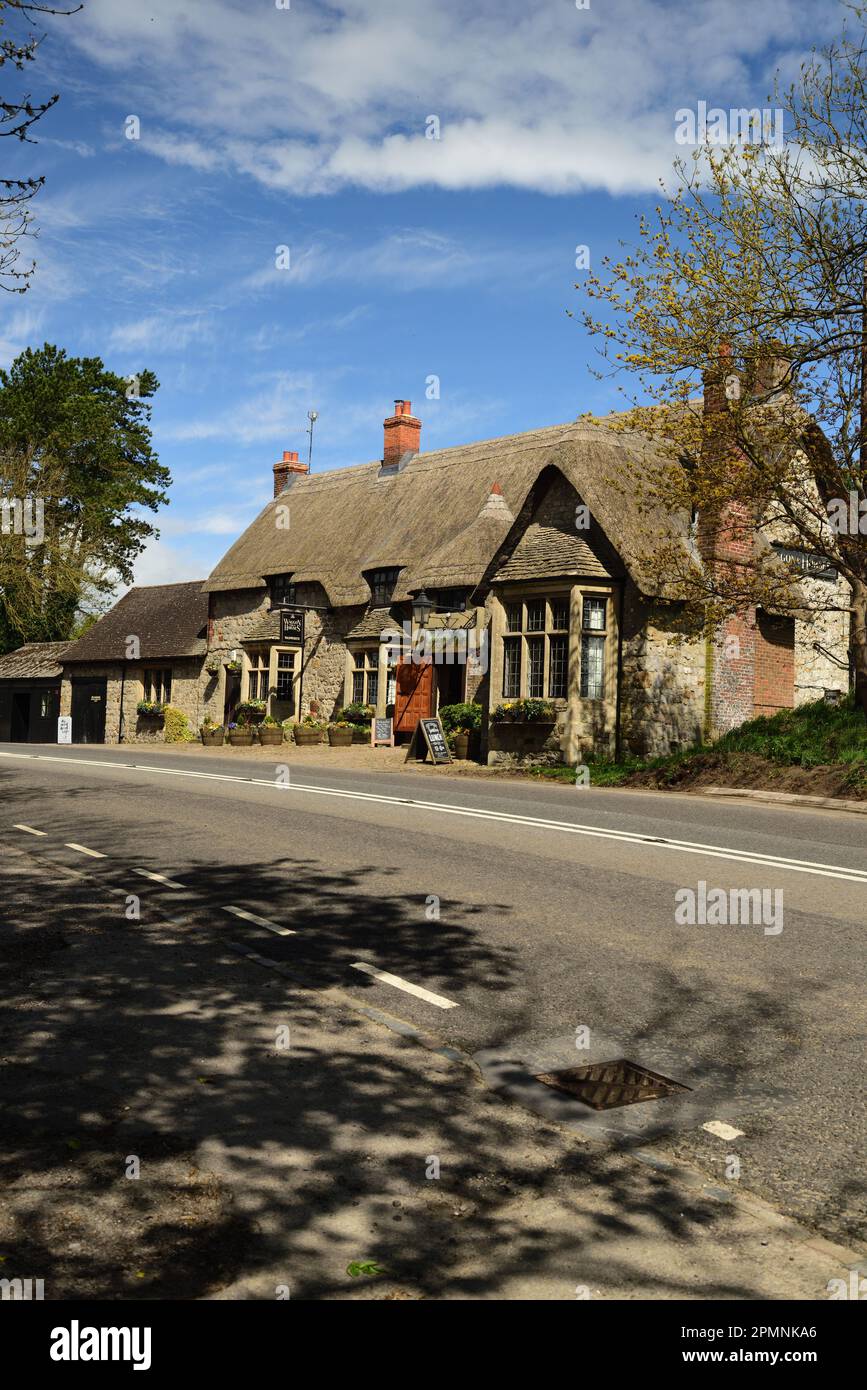 La casa pubblica Waggon & Horses accanto alla A4 Bath Road a Beckhampton, vicino al cerchio di pietra di Avebury, Wiltshire. Foto Stock