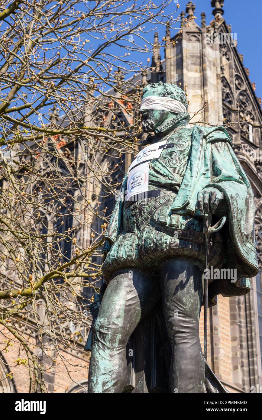 02 aprile 2023, Utrecht, Paesi Bassi, gli attivisti del clima accecano la statua di Jan Van Nassau e le statue di tutto il paese, chiamandola "Statua Sund Foto Stock