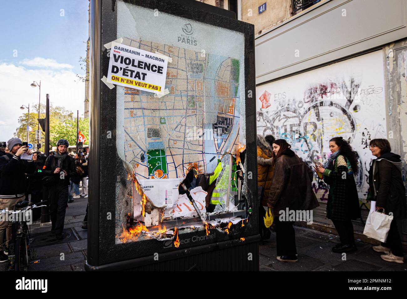 Parigi, Francia. 13th Apr, 2023. Un cartello che dice "violenza stat” visto su una mappa vandalizzata durante la manifestazione. Nuova ondata di proteste il 12th° giorno dello sciopero generale sulla nuova riforma pensionistica del governo Macron, prima di una decisiva decisione della Corte sulla legislazione del Consiglio costituzionale. Credit: SOPA Images Limited/Alamy Live News Foto Stock