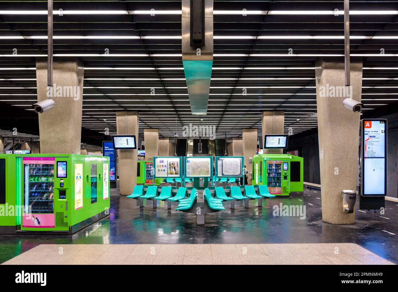 Piattaforme della stazione della metropolitana la Defense - Grande Arche sulla linea A della rete di trasporto pubblico RER della regione Ile-de-France. Foto Stock