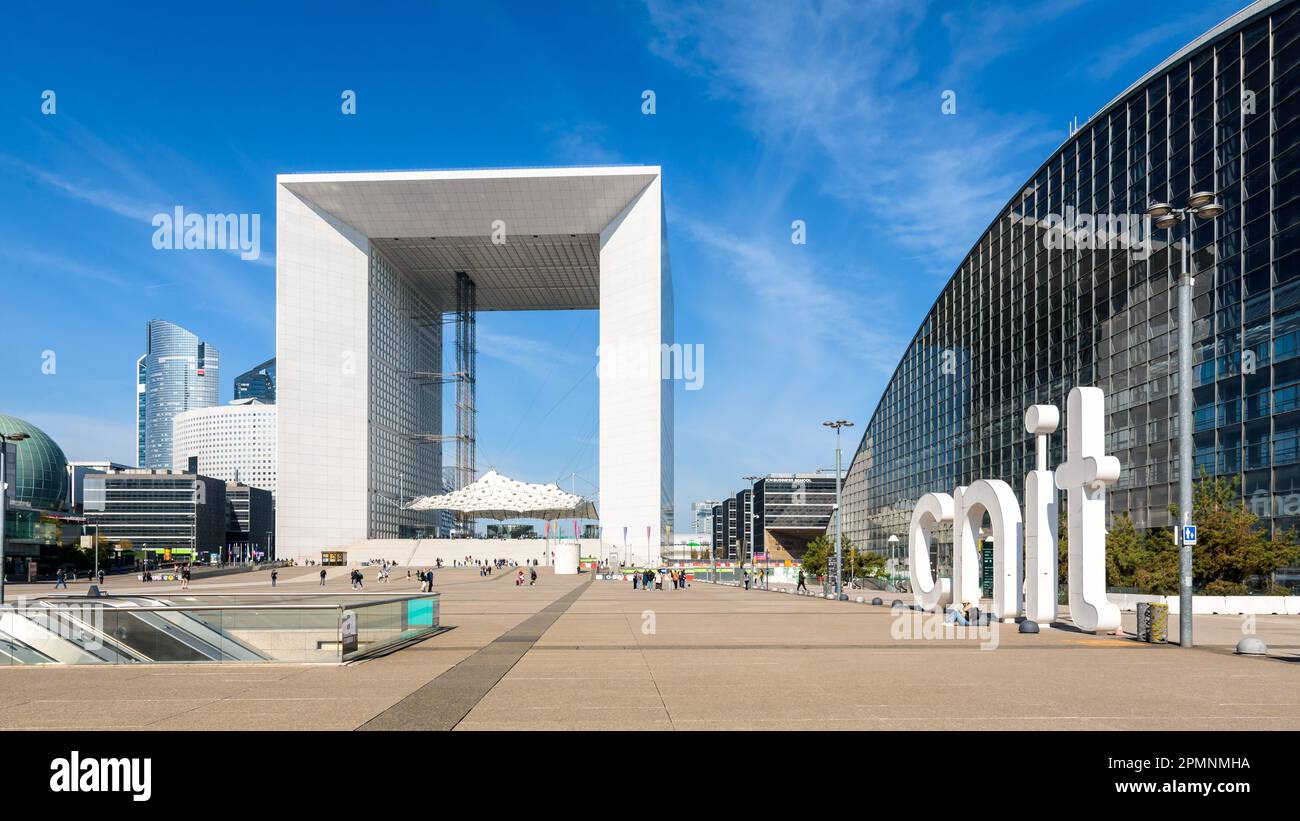 Vista panoramica del parvis de la Defense con gli edifici la Grande Arche e CNIT nel quartiere degli affari la Defense in una giornata di sole. Foto Stock