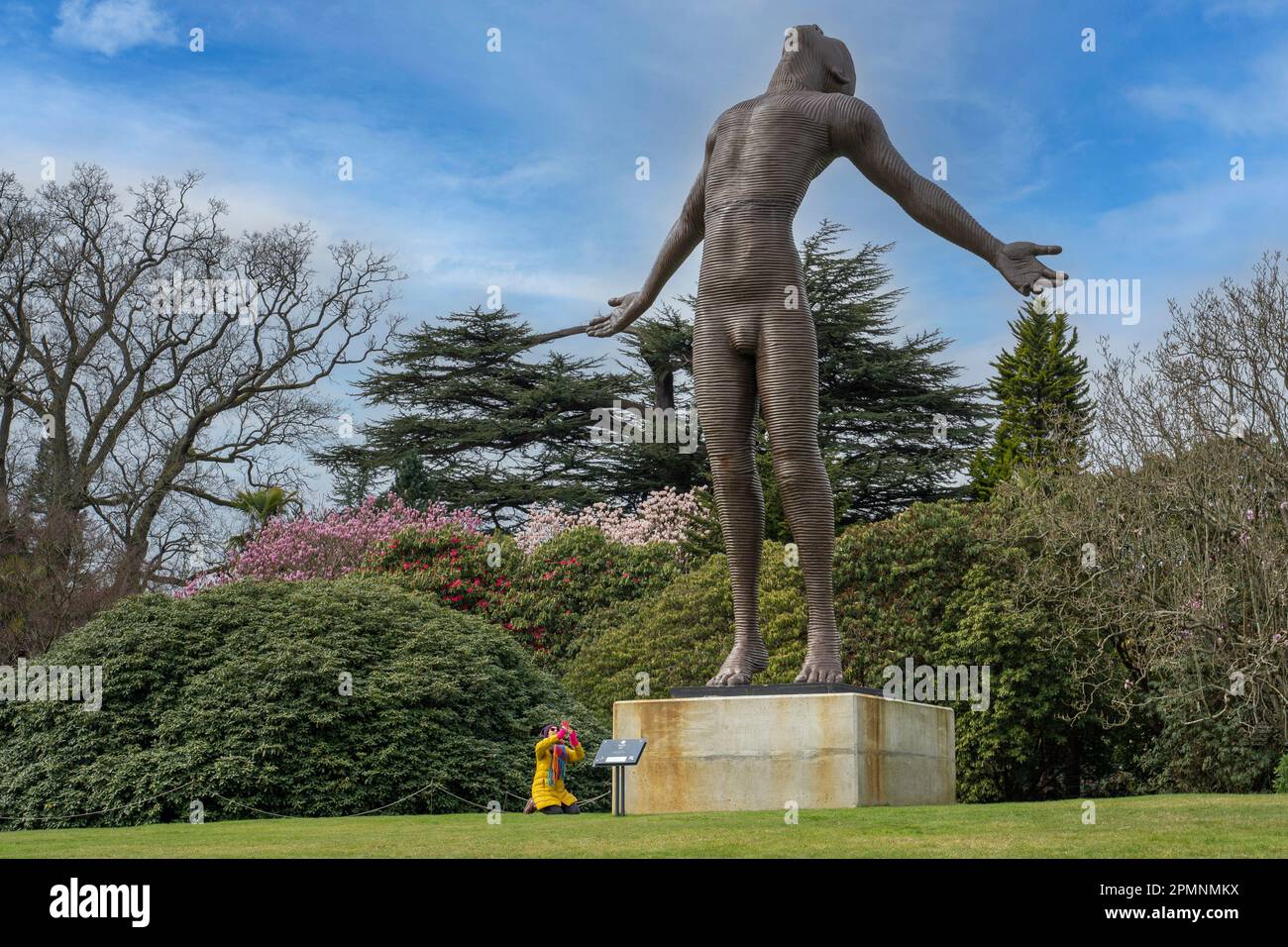Un'impressionante scultura di Anton Smit che sorge di fronte alla Leonardslee House. Foto Stock