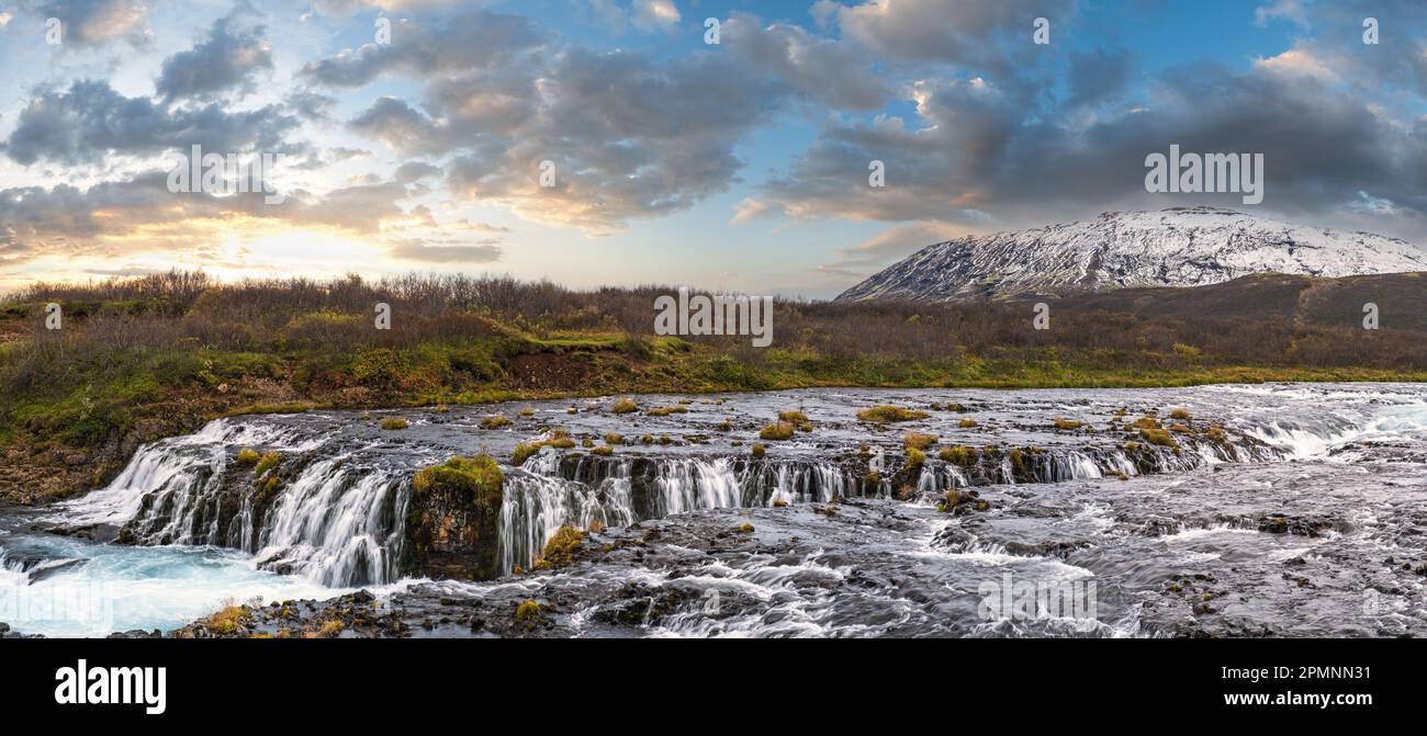 Pittoresca cascata Bruarfoss vista autunno. Stagione che cambia nelle Highlands meridionali dell'Islanda. Foto Stock