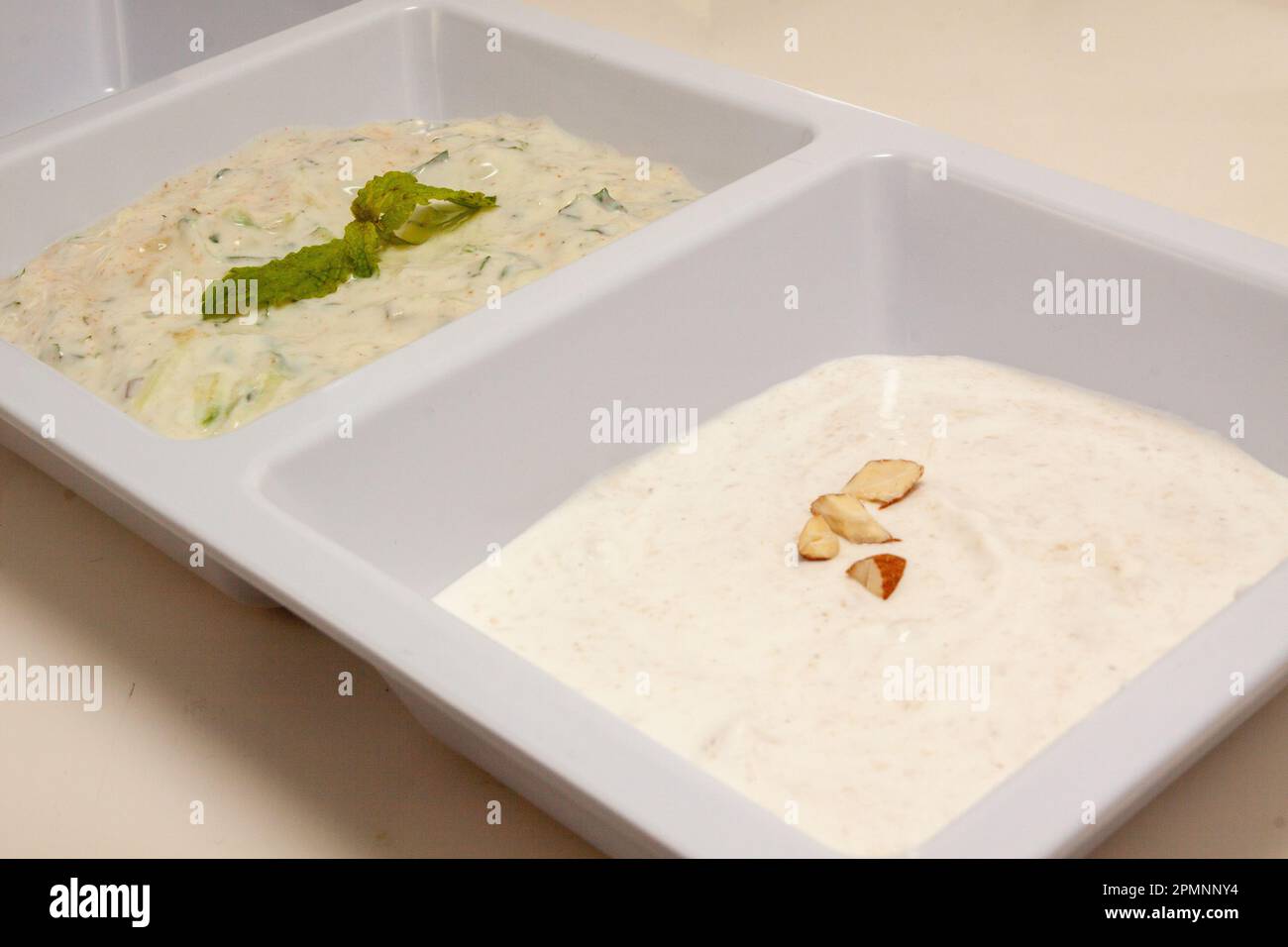 Salsa di rafano e Raita per l'immersione delle carni Foto Stock