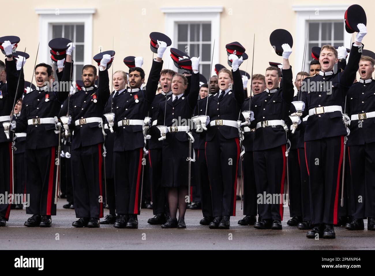 I Cadetti ufficiali danno tre rallegramenti al re Carlo III durante la parata del Sovrano del 200th alla Royal Military Academy Sandhurst (RMA) di Camberley. Data immagine: Venerdì 14 aprile 2023. Foto Stock