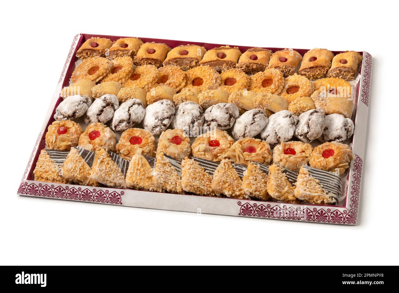 Vassoio della carta con variante di biscotti marocchini tradizionali isolati su fondo bianco primo piano Foto Stock