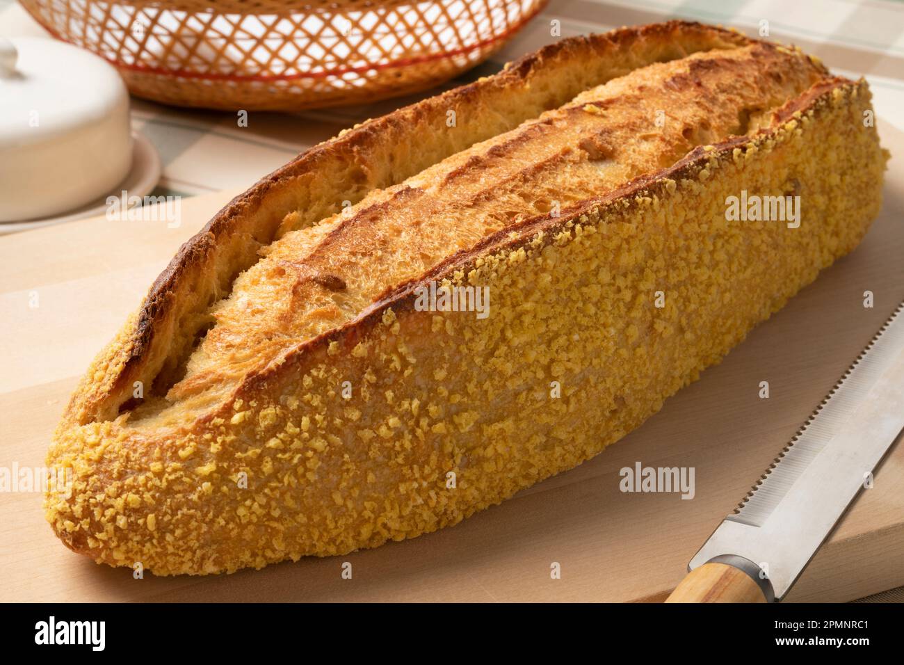 Pane intero di pane di mais appena sfornato fatto in casa su un tagliere da vicino Foto Stock