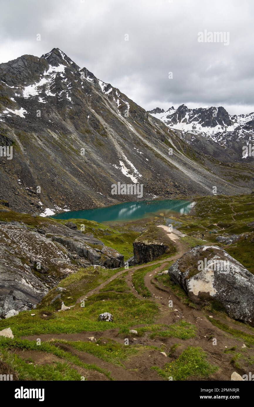 Vette di granito al passo Hatcher sotto un cielo grigio e nuvoloso con le acque turchesi dei laghi Reed vicino alla miniera di indipendenza Foto Stock