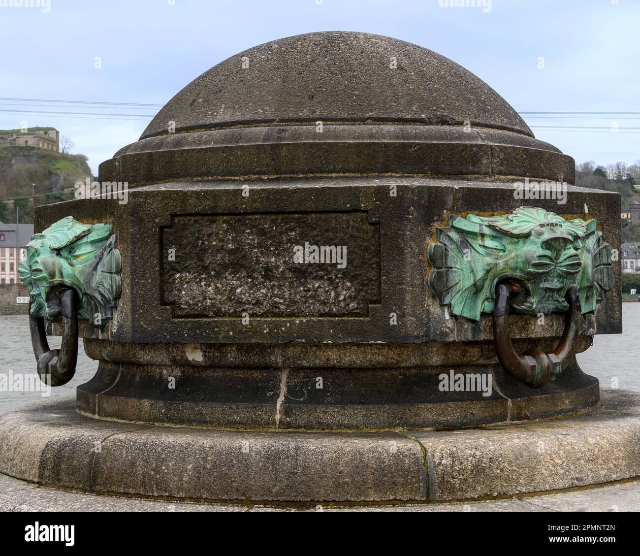 Un elaborato tondino al Deutsche Eck (angolo tedesco) a Coblenza, Germania. Questo e' adiacente al Monumento Kaiser. Foto Stock
