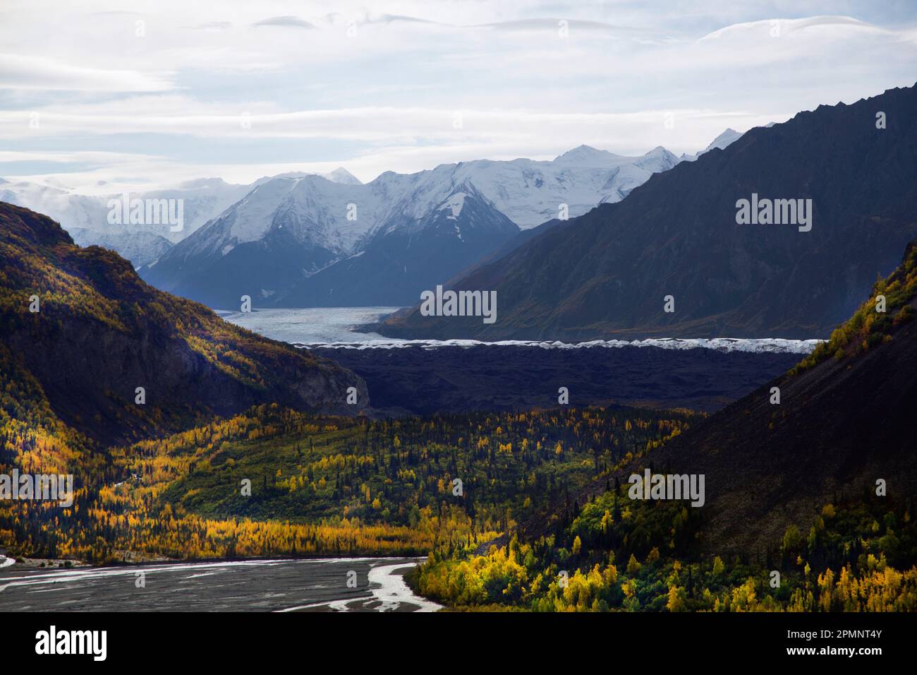 Vista autunnale del Ghiacciaio Matanuska, un ghiacciaio di montagna in Alaska che si forma in una valle lunga 27 miglia e da lì, sfocia nel Matan... Foto Stock