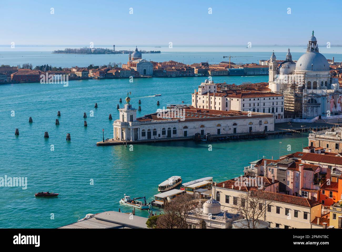 Laguna veneziana e ingresso al porto della città di Venezia con Chiesa Santa Maria della salute sulla Punta della Dogana vista dalla campana... Foto Stock