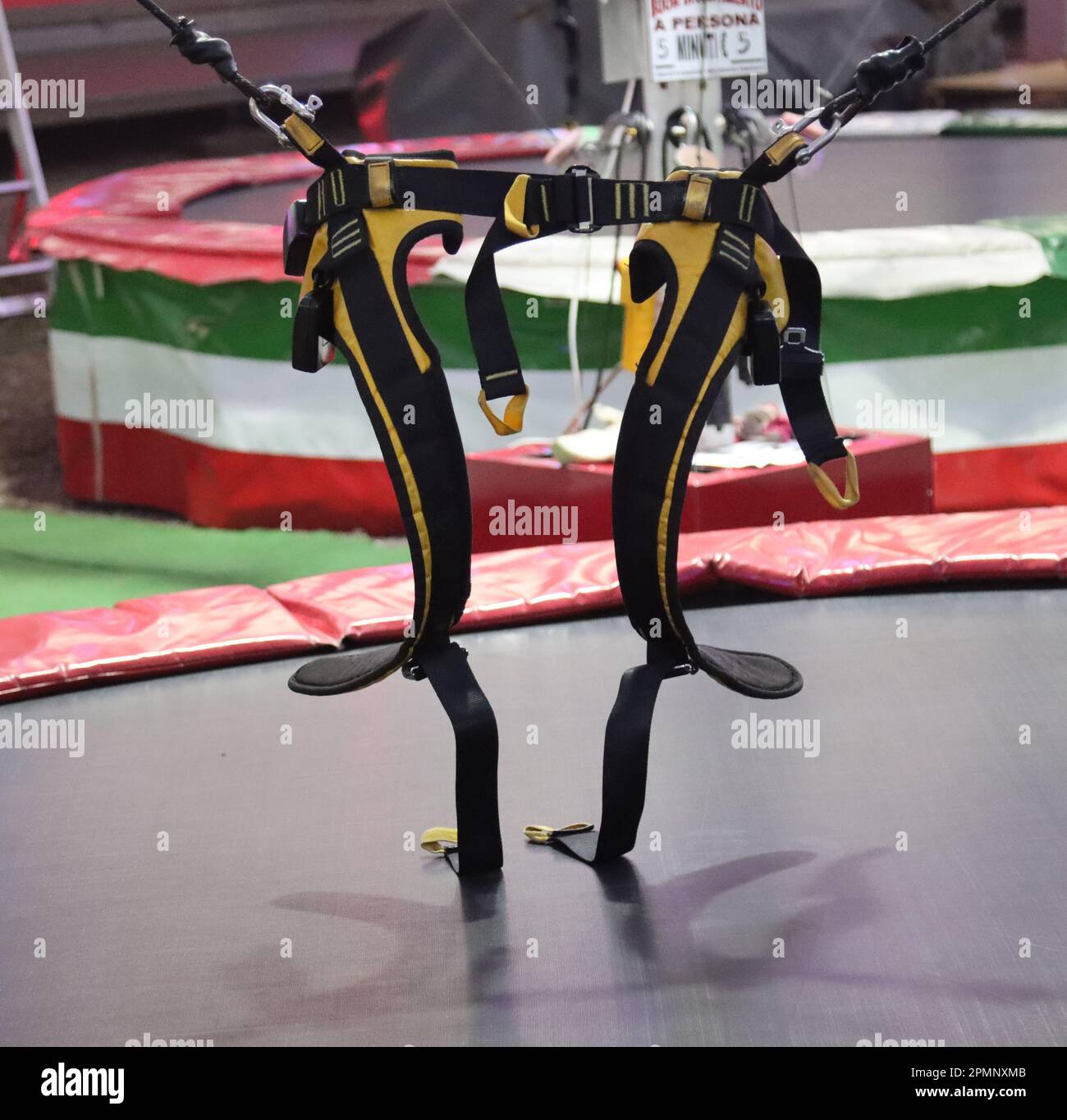 Primo piano di una clip di sicurezza del trampolino, progettata per garantire la sicurezza e la sicurezza dell'utente fissandole in posizione Foto Stock