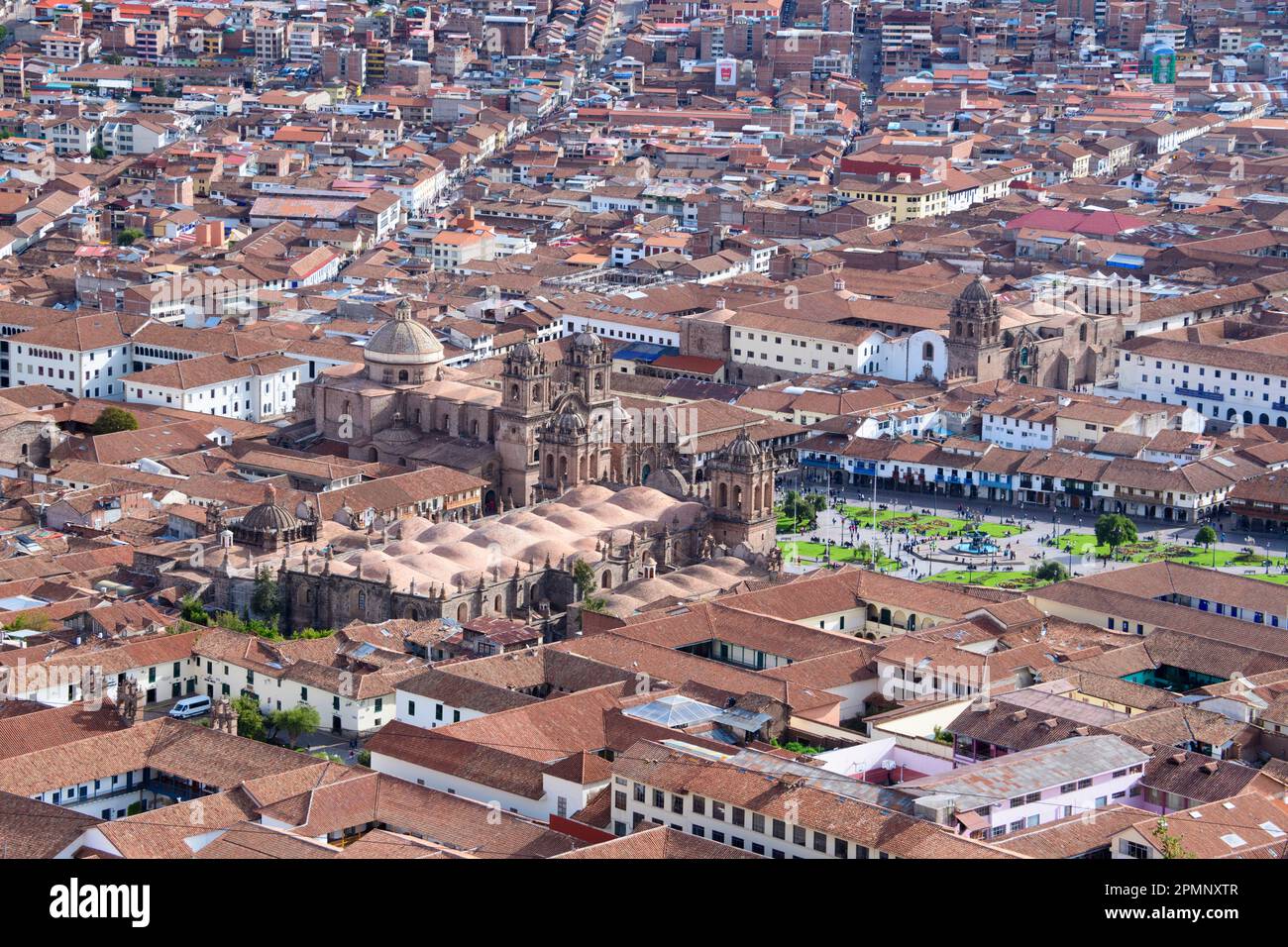 Vista della piazza principale e della cattedrale di Cusco; Cusco, Perù Foto Stock