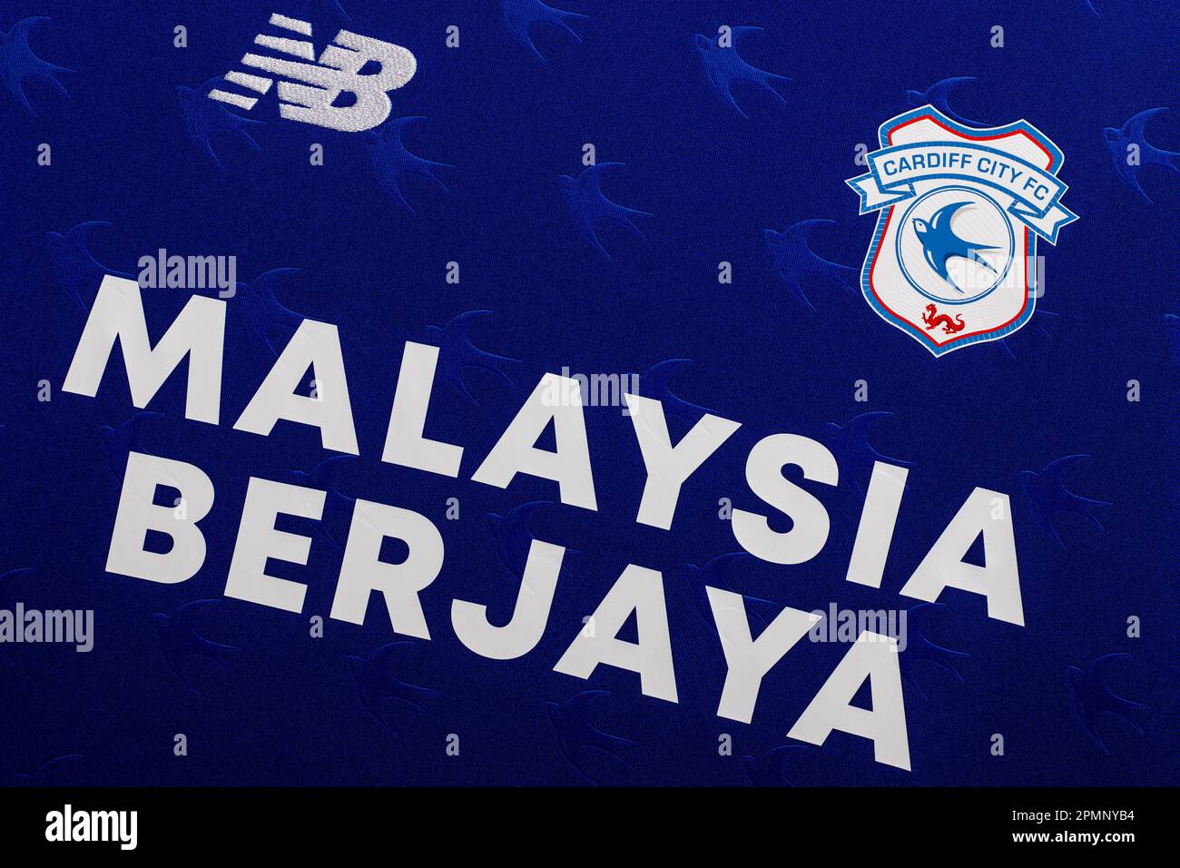 Primo piano della maglia Cardiff City New Balance con lo sponsor della Malesia Berjaya Foto Stock