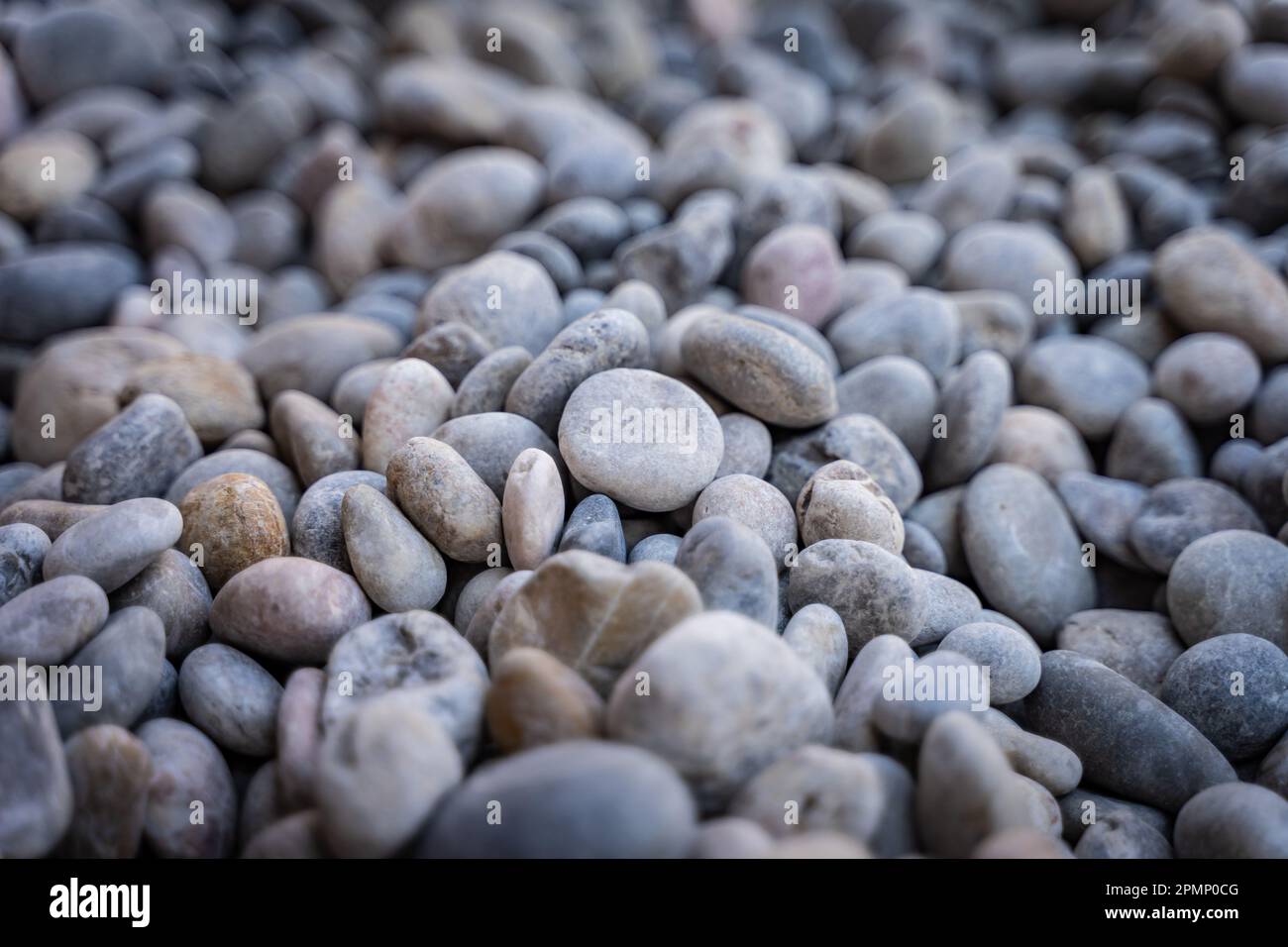 Rocce rotonde su una spiaggia Foto Stock