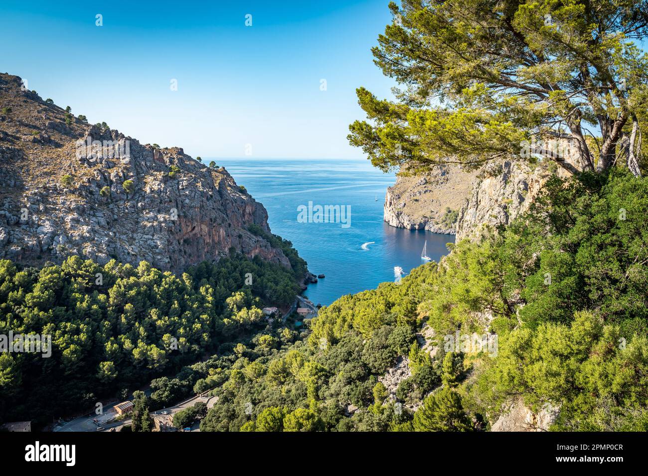 Splendida vista estiva di Cala de SA Calobra, una scogliera di mare che domina il Mar Mediterraneo, sulle montagne Tramuntana di Maiorca, Spagna. Foto Stock