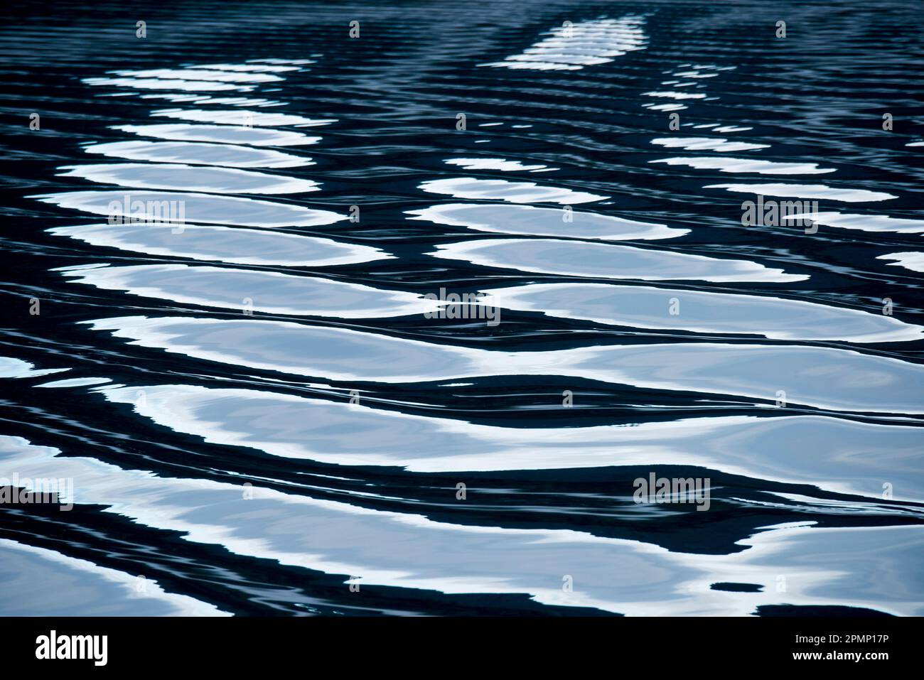 Riflessioni sulle tranquille increspature dell'acqua dell'oceano, Inside Passage, Alaska, Stati Uniti; Alaska, Stati Uniti d'America Foto Stock