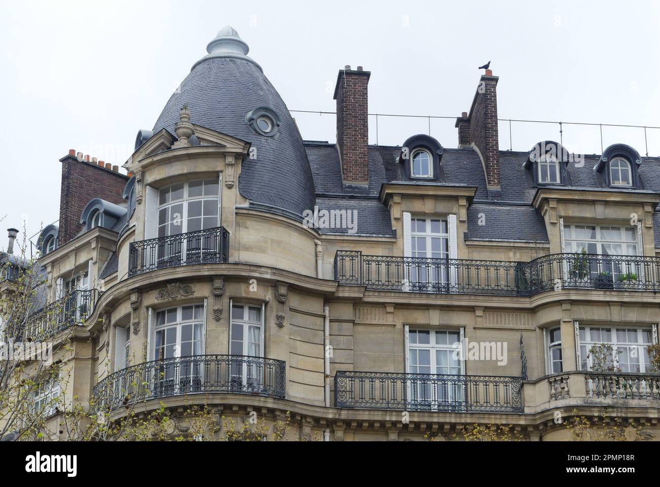 Parigi, Francia. Aprile 02. 2023. Tipico edificio residenziale parigino nel centro della città. Edificio Haussmannian con balcone. Foto Stock