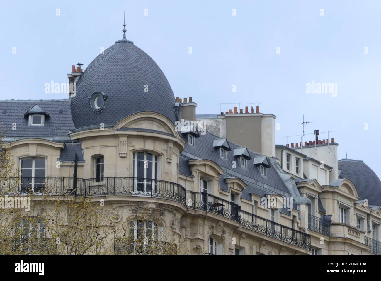 Parigi, Francia. Aprile 02. 2023. Tipico edificio residenziale parigino nel centro della città. Edificio Haussmannian con balcone. Foto Stock