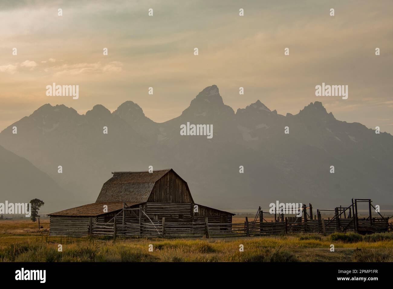 Fienile sulla storica fattoria con sullo sfondo il Teton Range, il Grand Teton National Park, Wyoming, Stati Uniti d'America Foto Stock