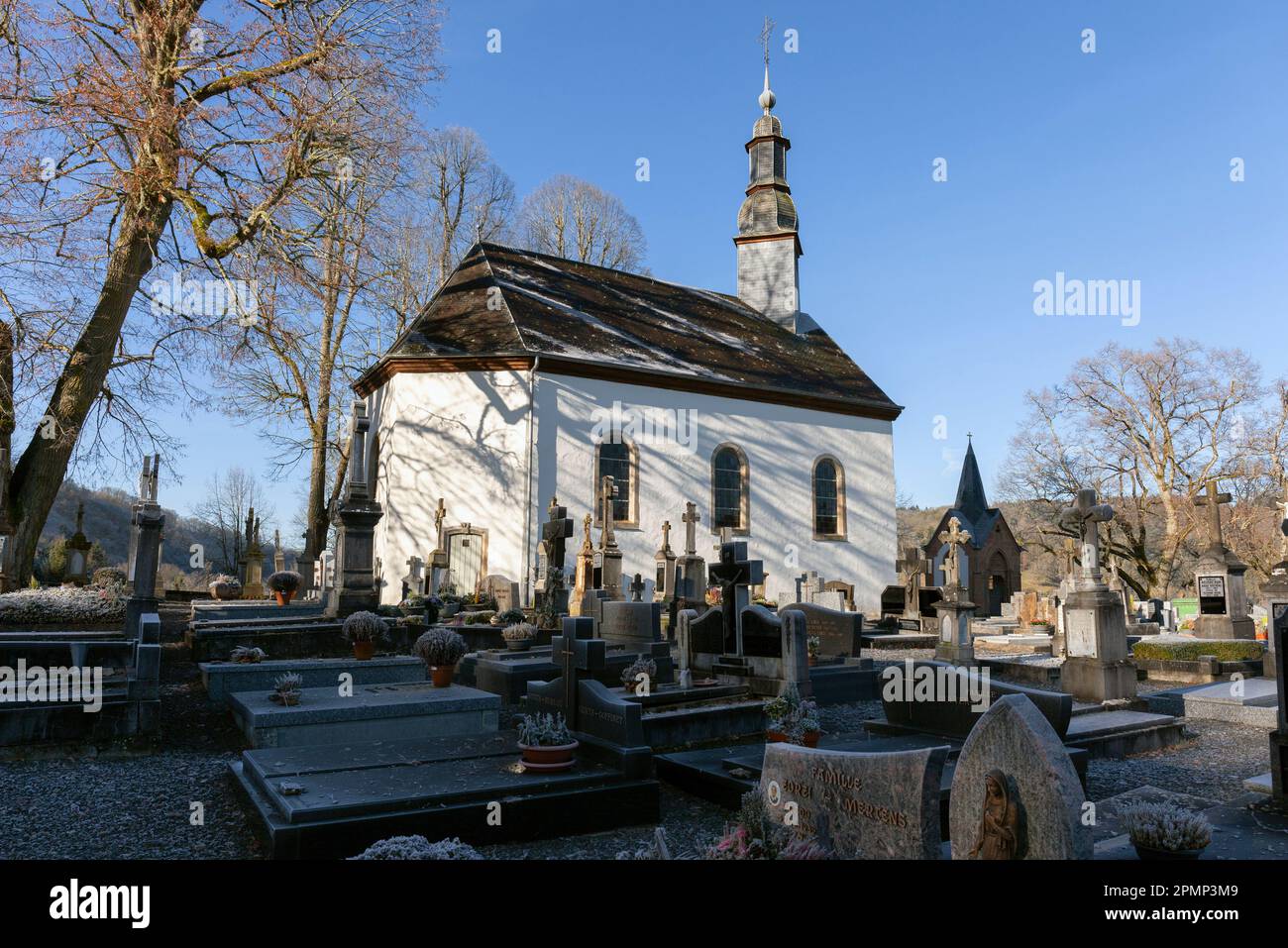 Europa, Lussemburgo, Diekirch, Esch-sur-Sure, Cappella Ste-Croix con cimitero in una mattinata Frosty Inverno Foto Stock