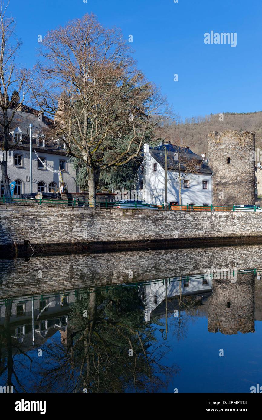 Europa, Lussemburgo, Diekirch, Esch-sur-Sure, edifici storici e l'antica torre in pietra su Rue du Moulin sul fiume Sauer Foto Stock