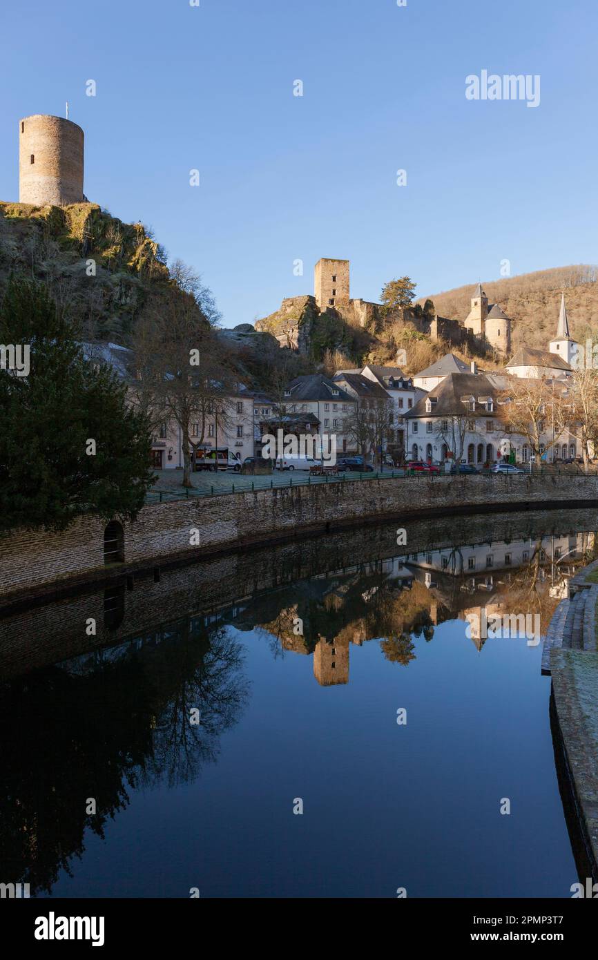 Europa, Lussemburgo, Diekirch, Esch-sur-Sure, vista sul centro storico della città attraverso il fiume Sauer Foto Stock