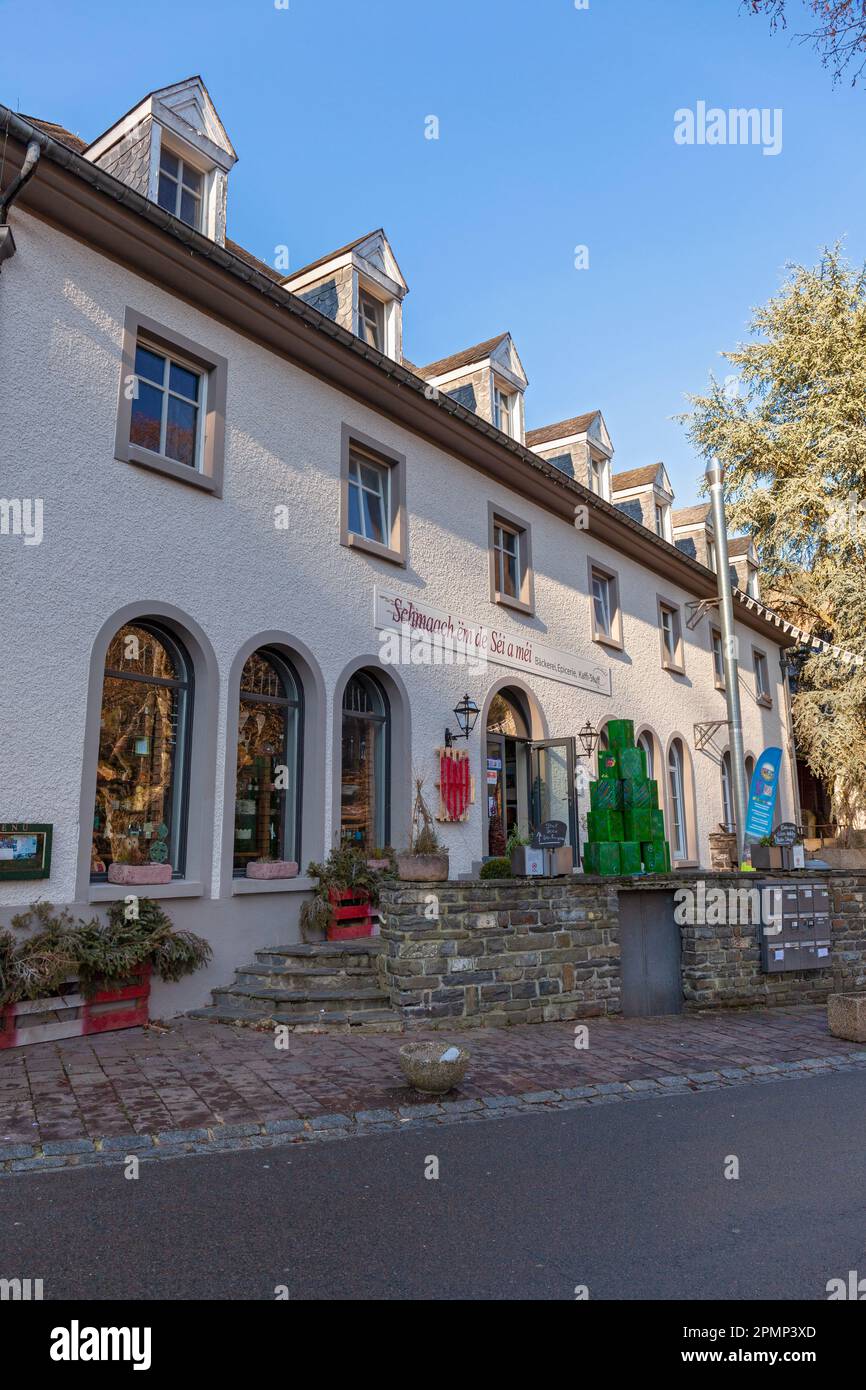 Europa, Lussemburgo, Diekirch, Esch-sur-Sure, caffè e panetteria 'Schmaach ëm de Sei a méi' in Rue du Moulin Foto Stock