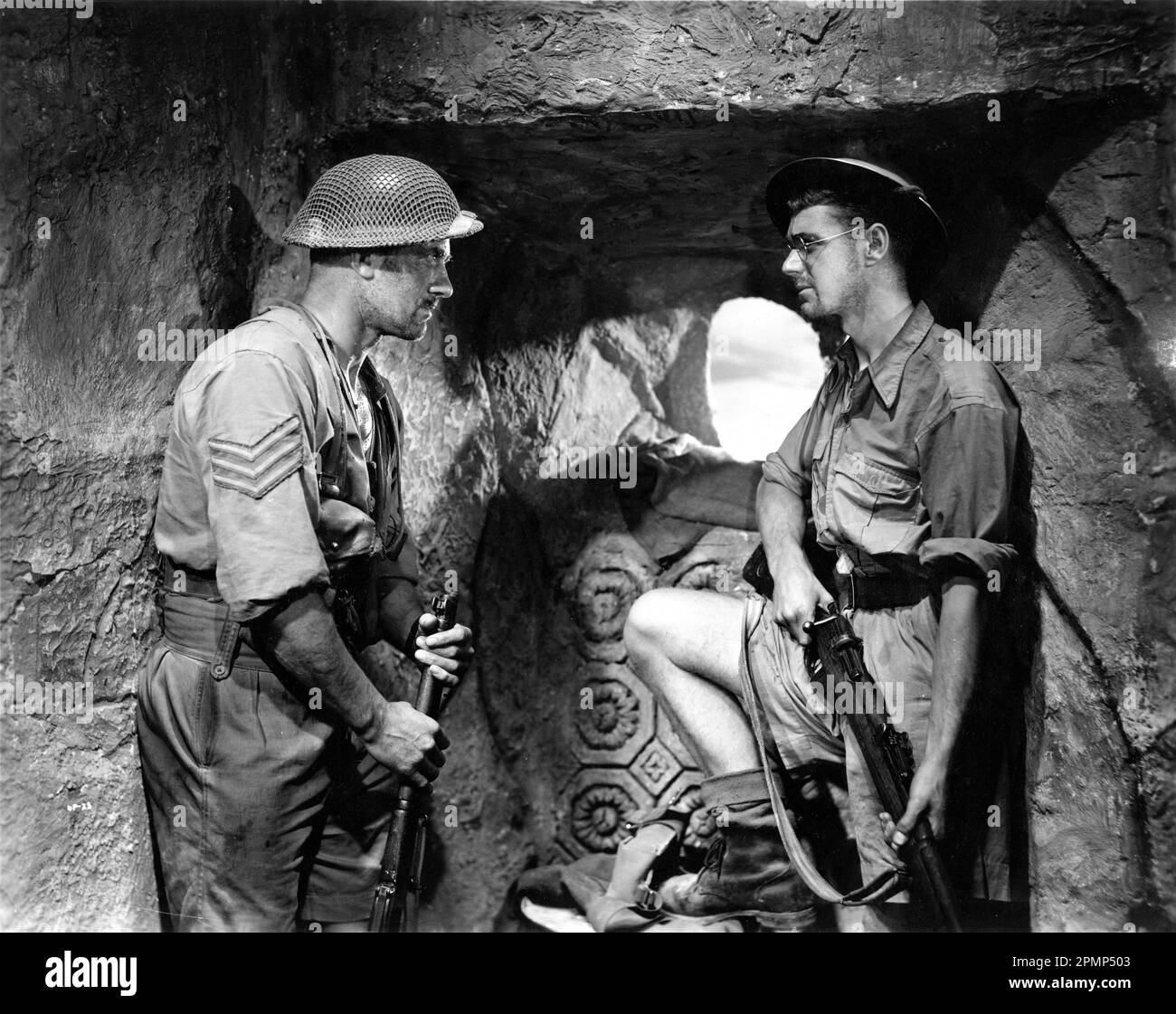 JACK LAMBERT ed ERIC MICKLEWOD in NOVE UOMINI 1943 regista / sceneggiatura HARRY WATT story Gerald Kersh music John Greenwood produttore associato Charles Crichton produttore Michael Balcon Ealing Studios / Ealing Distribution Foto Stock