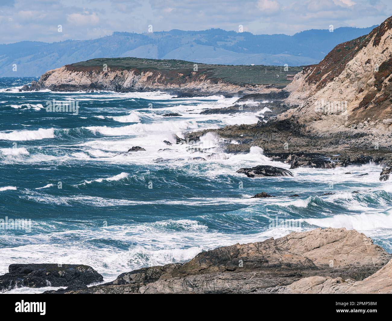 Onde ondulate che si infrangono verso la costa frastagliata di Bodega Bay, California Foto Stock