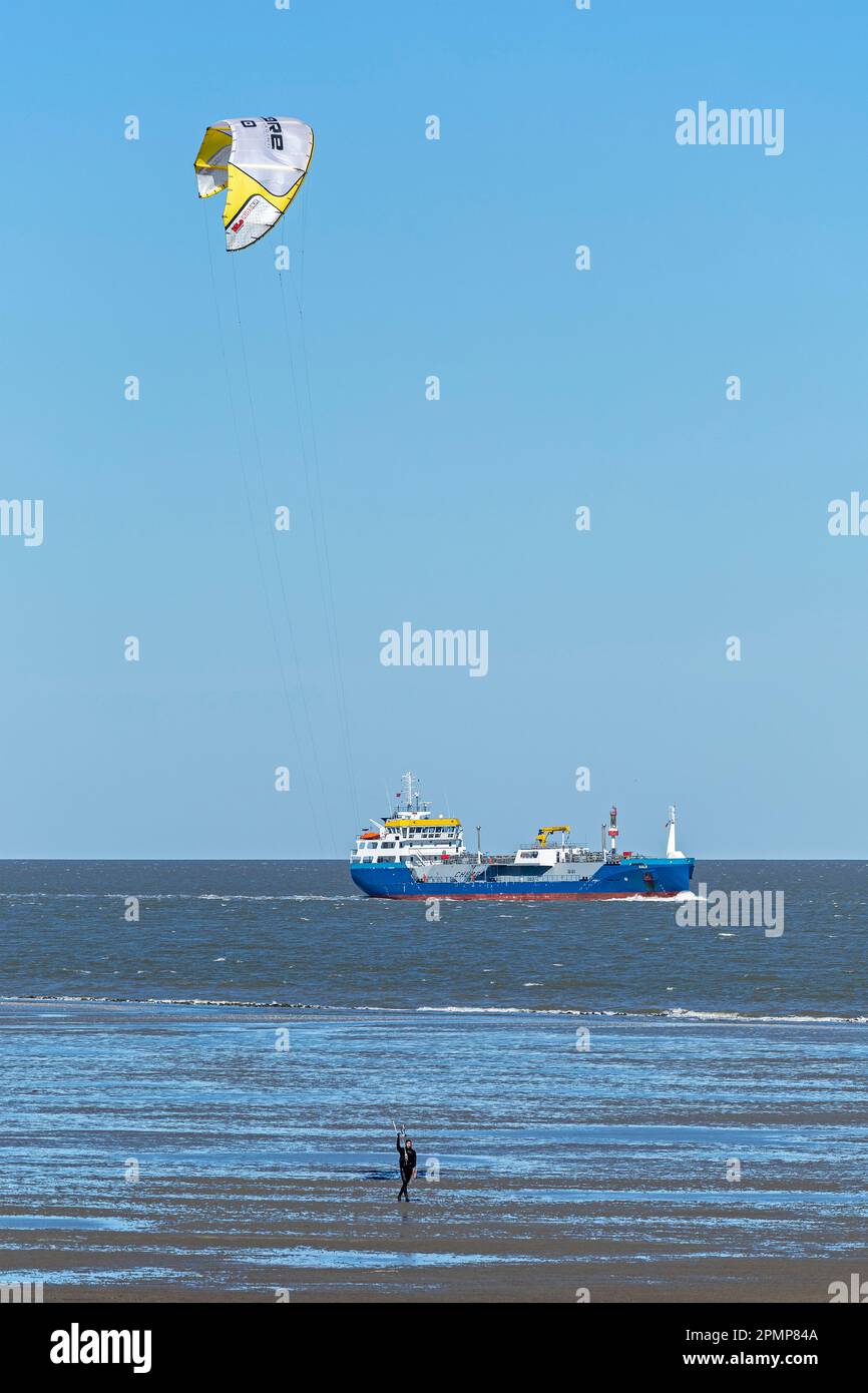 Nave di trasporto, spiaggia, aquilone, kitesurf, persona, Cuxhaven, bassa Sassonia, Germania Foto Stock