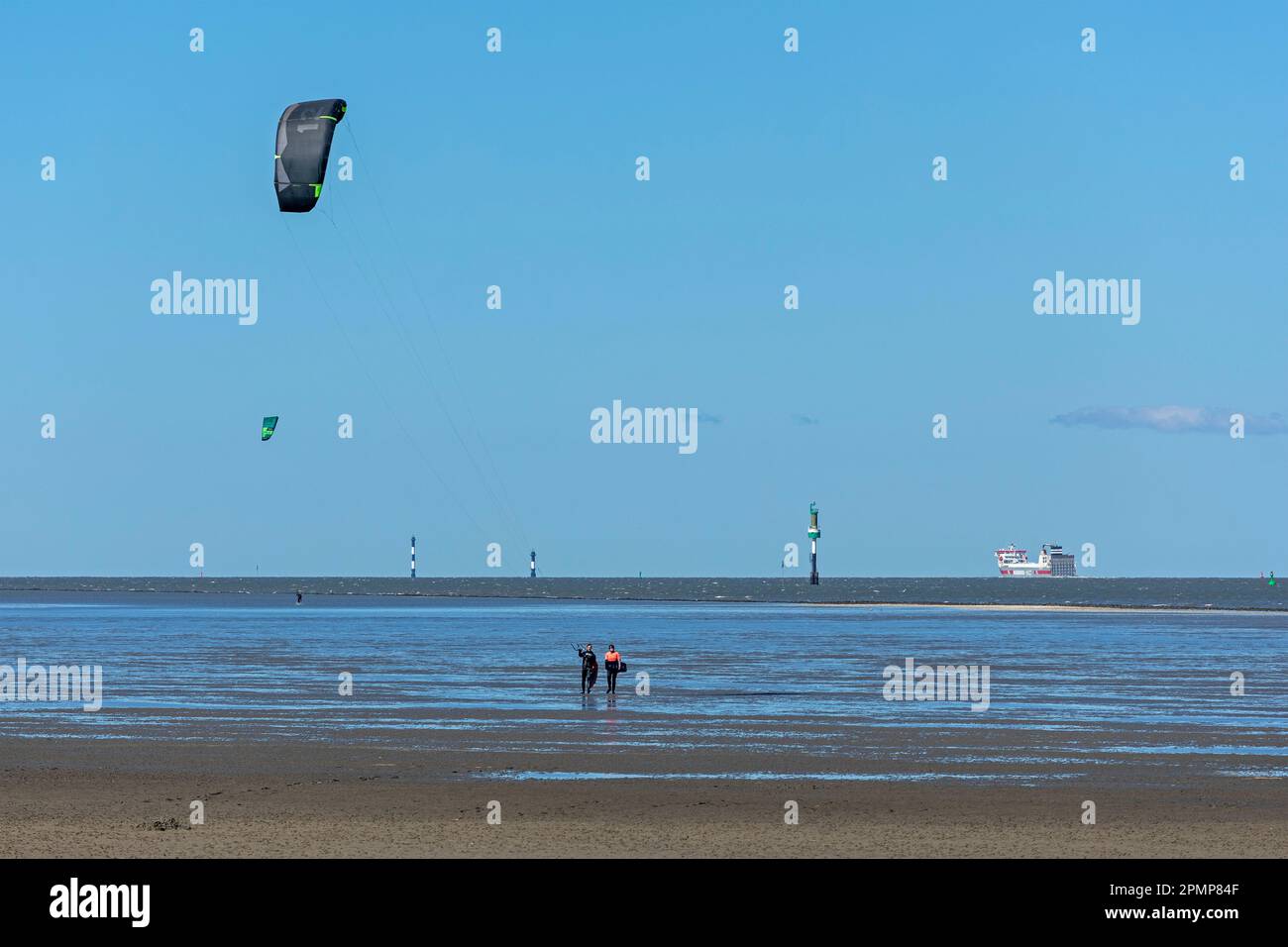 Acari acrobatici, kitesurf, persone, nave, spiaggia, Cuxhaven, bassa Sassonia, Germania Foto Stock