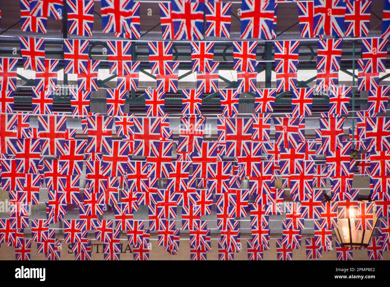 Londra, Regno Unito. 14th aprile 2023. Migliaia di Union Jacks decorano il mercato di Covent Garden mentre i preparativi per l'incoronazione di Re Carlo III, che si svolge il 6th maggio, proseguono intorno a Londra. Credit: Vuk Valcic/Alamy Live News Foto Stock