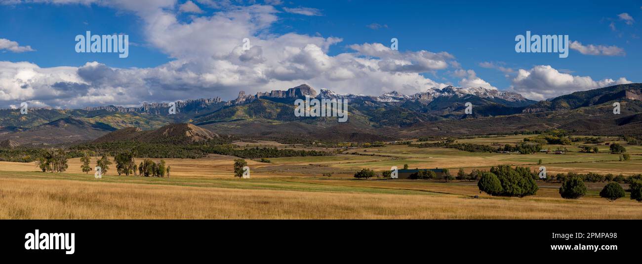 Panoramica dei colori autunnali su un vasto paesaggio del Colorado; Colorado, Stati Uniti d'America Foto Stock