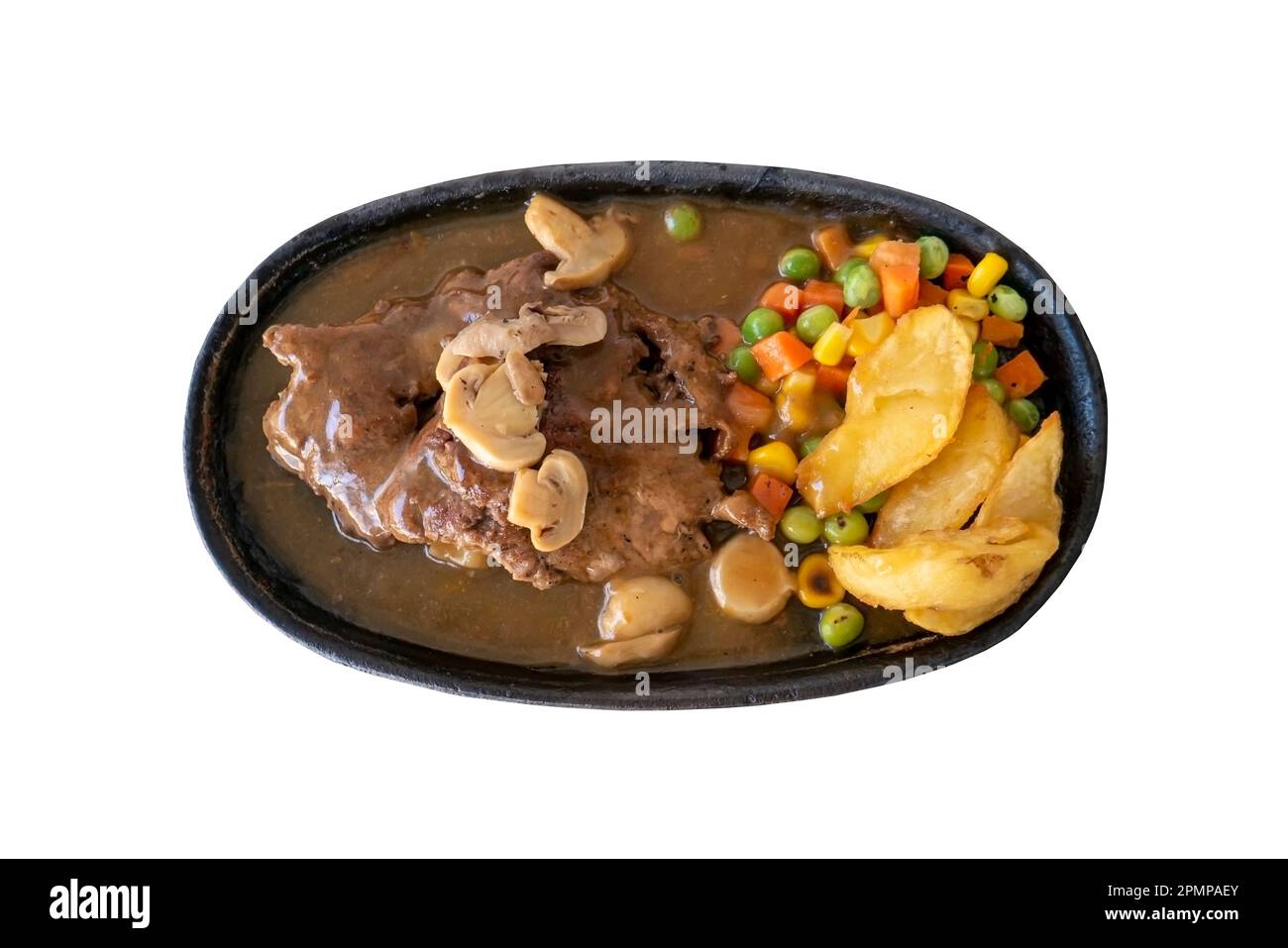 Bistecca di manzo con patate e verdure, isolata su sfondo bianco Foto Stock