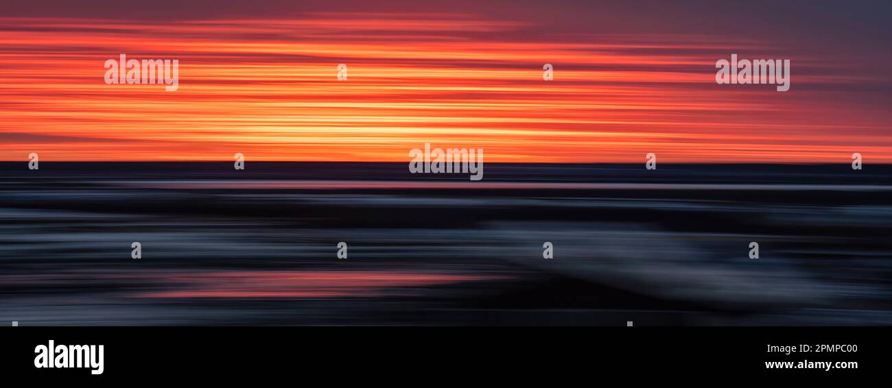 Immagine panoramica di una foto astratta al tramonto creata da una tecnica di panning: Churchill, Manitoba, Canada Foto Stock