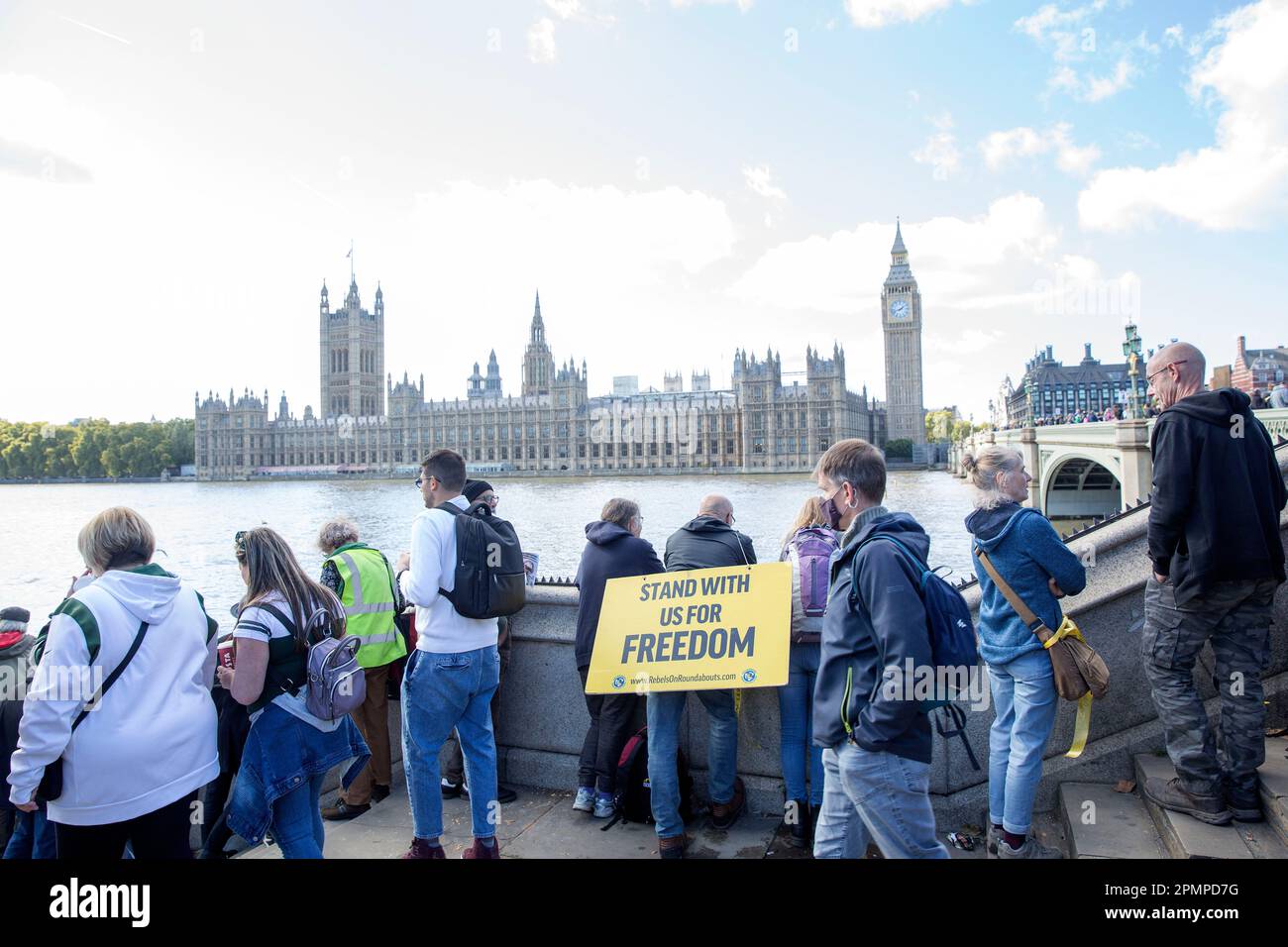 I sostenitori del fondatore di WikiLeaks Julian Assange si riuniscono per formare una catena umana intorno alle Camere del Parlamento di Londra. Foto Stock